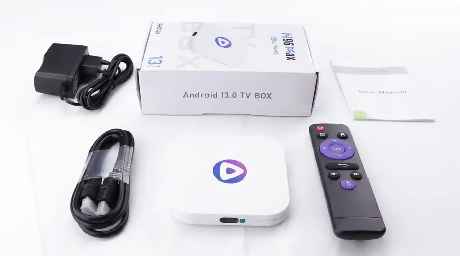 Contenido del paquete H96 Max: TV Box, mando, cable, adaptador y manual